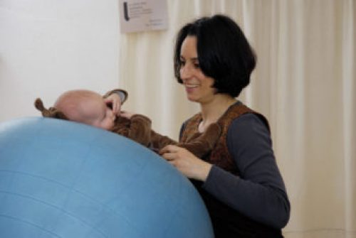 Mara Vinadia, pédagogue du mouvement, la relation avec les enfants, une évidence Mara Vinadia, spécialiste du travail auprès des bébés, enfants et leur famille.